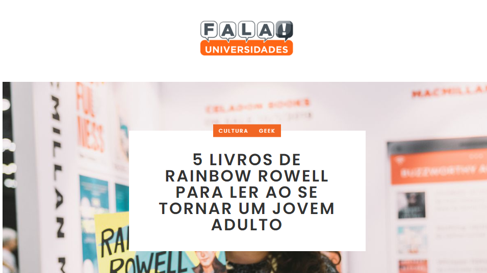 Um site. Banner escrito "fala universidades" há a imagem de uma mulher branca gorda de cabelo cacheado segurando um livro com seu nome, Rainbow Rowell. Está escrito "5 livros de Rainbow Rowell para ler ao se tornar um jovem adulto"