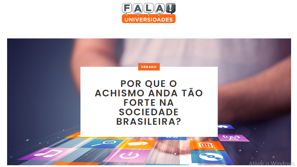 Um site. Banner escrito "fala universidades" há uma pessoa utilizando um celular. Há um título escrito "Por que o achismo anda tão forte na sociedade brasileira?"